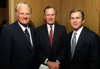 Billy Graham (Izquierda), un predicador evangélico bautista protestante, a quien el presidente consultó antes de comenzar esta primera Guerra del Golfo, como 